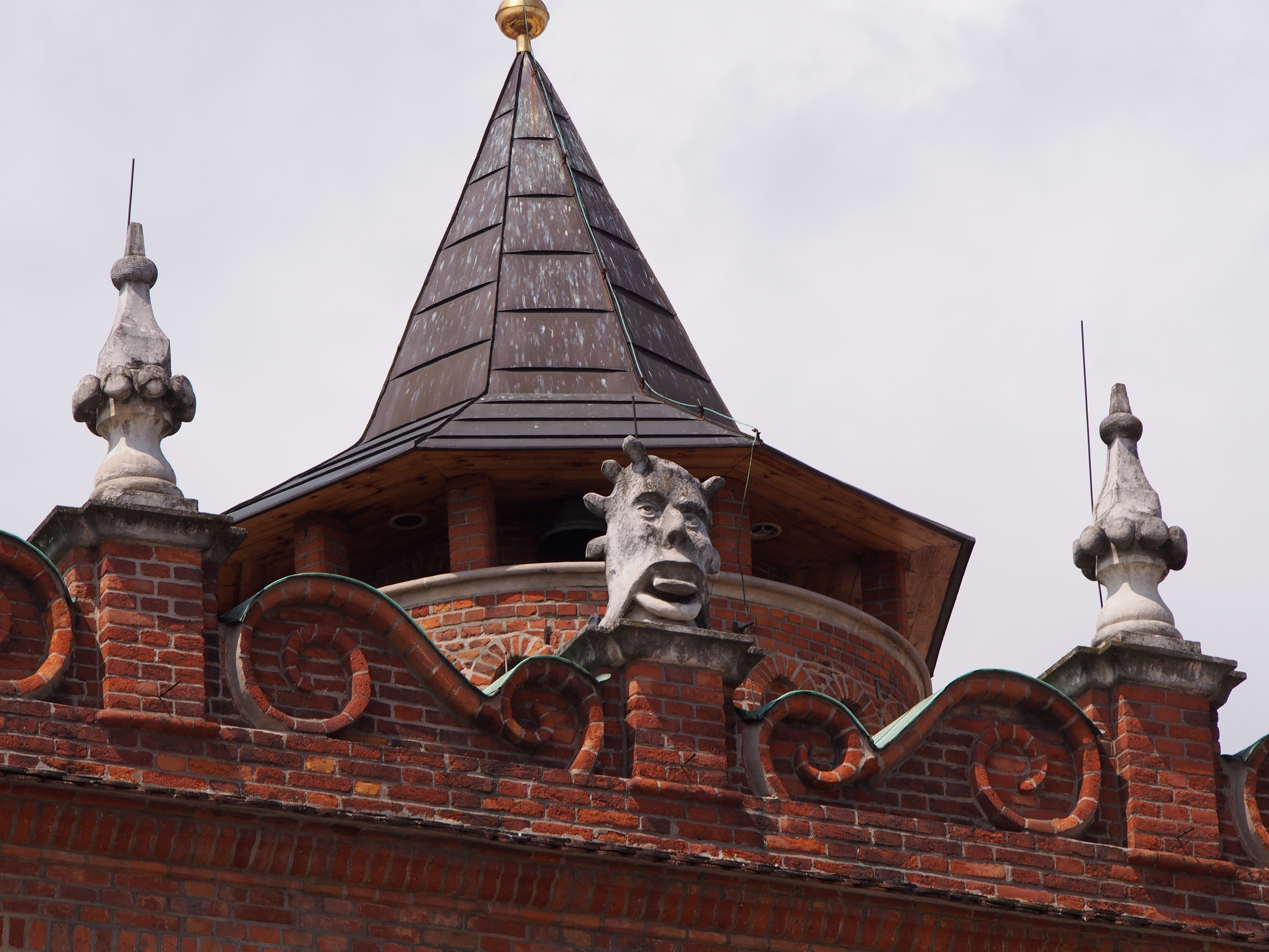 Maszkarony na dachu tarnowskiego ratuszu