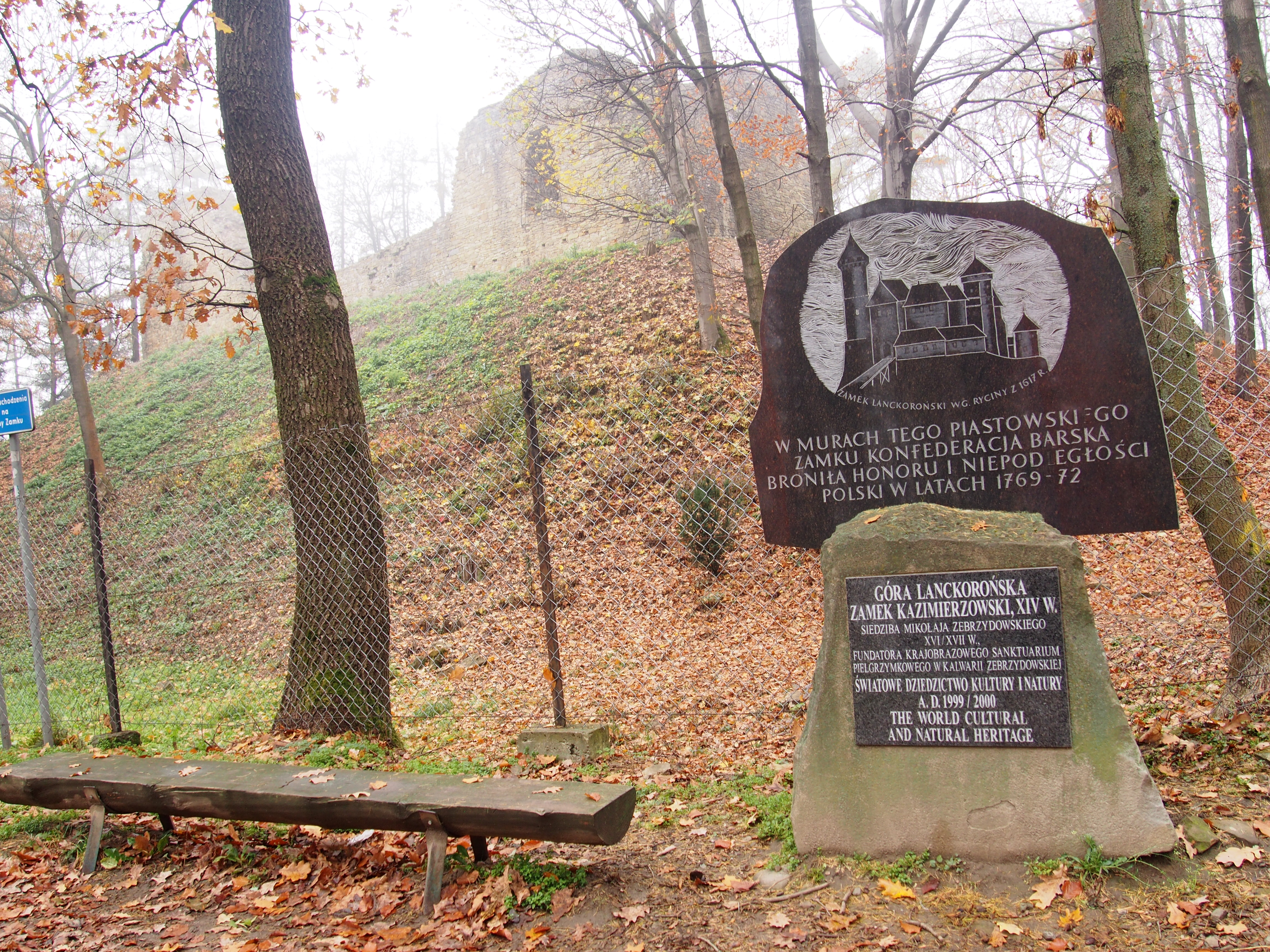 Ruiny zamku i pamiątkowa tablica w Lanckoronie
