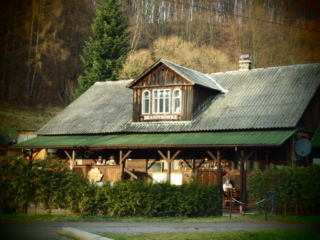 Drewnainy budynek agroturystyki o nazwie Brandysówka