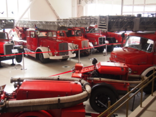 Wystawa kilku starych wozów strażackich