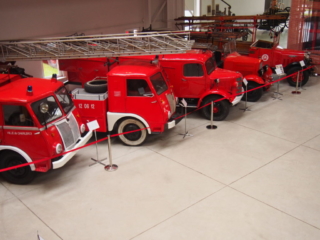 Wystawa pięciu wozów strażackich z różnych epok